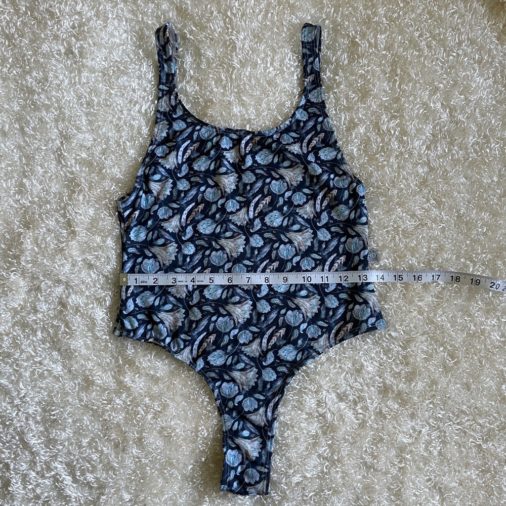 Bikini - Picture 3 of 7